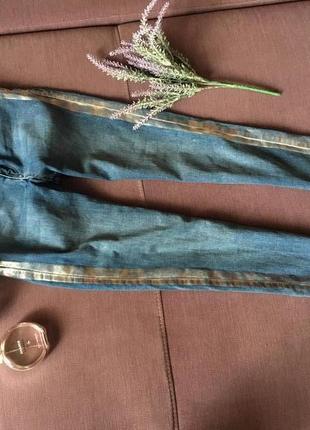 Крутые джинсы , скинни denim с высокой посадкой,необработанным низом и полоской сбоку1 фото