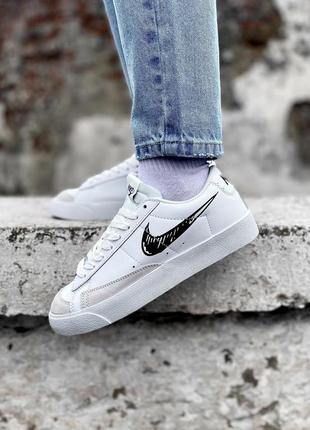 Шикарные женские кроссовки nike blazer low sketch black white белые с чёрным