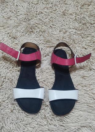 Якісні босоніжки.розмір 41.в ідеальному стані.сандалі