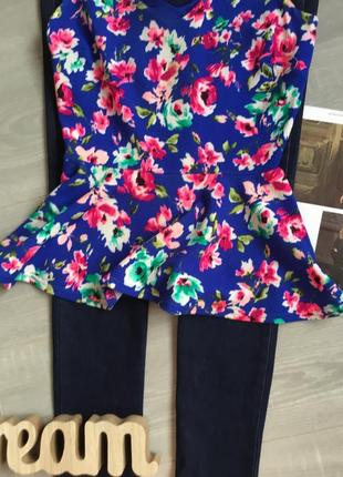Красивая фактурная блуза с баской в цветочный принт5 фото