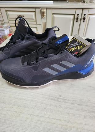 Кроссовки adidas pharrell cloud moon and black background gore-tex