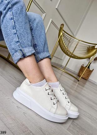 Белые базовые кроссовки