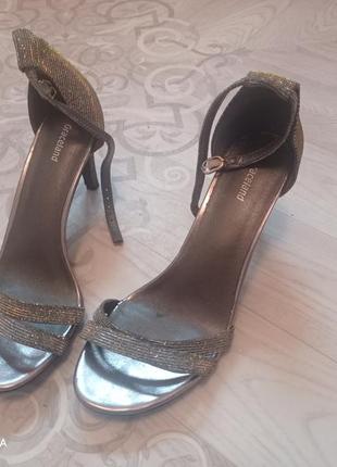 Невероятные серебряные босоножки р.39