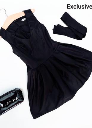 Жіноча чорна приталена плаття-міді з декольте від бренду exclusive