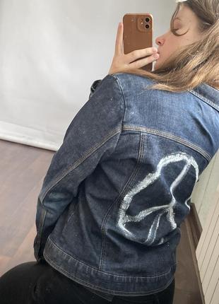 Джинсовый распродаж пиджак женский куртка жакет джинсовка размер l кастомный знак мира3 фото
