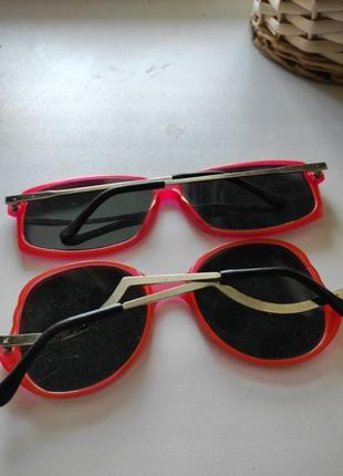 Актуальные винтажные солнцезащитные очки в красной оправе4 фото