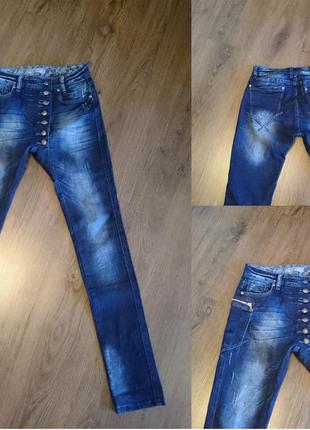 Женские джинсы