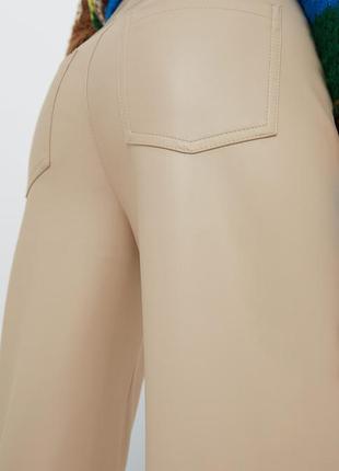 Бежевые кожаные брюки (кюлоты) stradivarius3 фото
