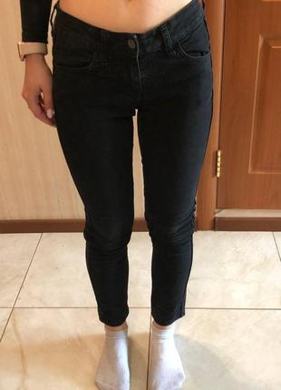 Черные джинсы на низкой талии