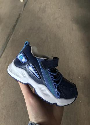 Новые детские кроссовки