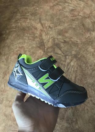 Новые детские кроссовки которые светятся