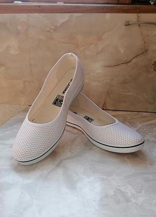 Білі туфлі на платформі