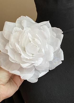 Брошка троянда