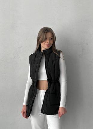 Удлиненная черная жилетка