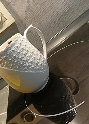 Чашка белоснежная с барельефным декором9 фото