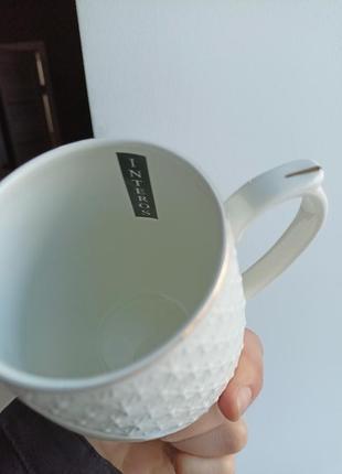 Чашка белоснежная с барельефным декором7 фото