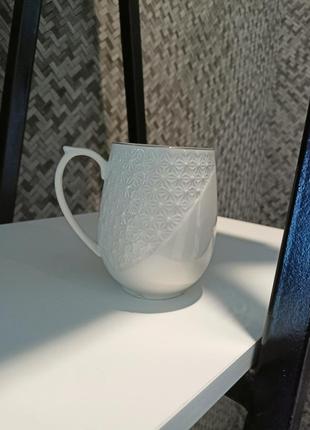 Чашка белоснежная с барельефным декором