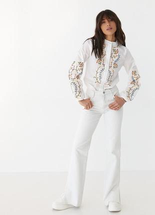 Жіноча біла вишита блуза сорочка вишиванка на ґудзиках з рослинною вишивкою5 фото