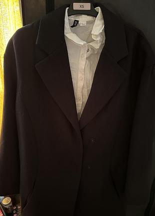 Черное пальто классическое