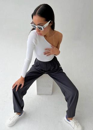 Стильная женская кофта в рубчик с открытым плечом 42/44  черная2 фото