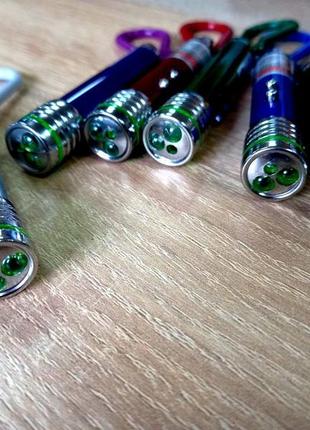 2в1 фонарик, лазерная указка с пластиковым карабином