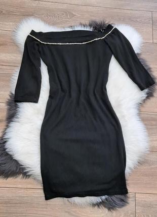 Черное маленькое трикотажное платье, с декором1 фото