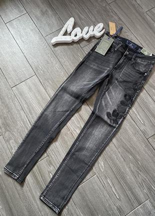 Фирменные джинсы с вышивкой2 фото