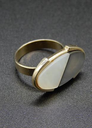 66. винтажное позолоченное кольцо с перламутром инь-янь размер 17.4 фото