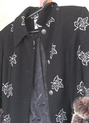 Женское пальто черного цвета