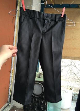 Класичні штани зі стрілками в тонку смужку чорні з блиском з жилеткою