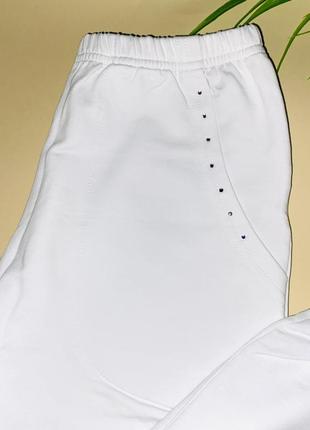 Спортивные штаны трехнитказ карманами, декорированы камушками. 1/ размер: 14 лет.2 фото