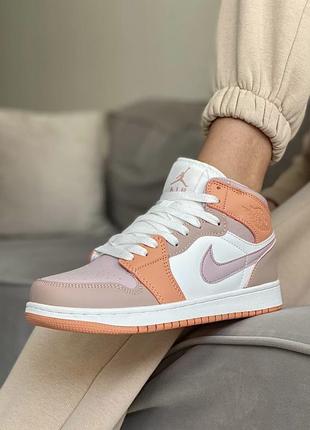 Шикарные женские высокие кроссовки nike air jordan 1 retro white beige nude белые с бежевым цветные