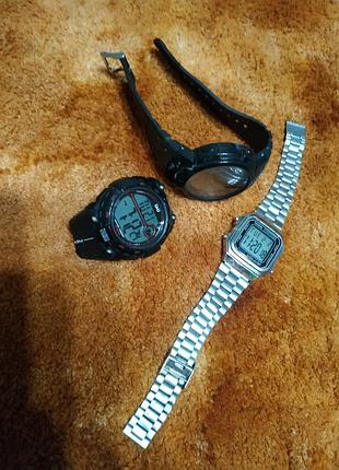 Часы электронные в рабочем состоянии