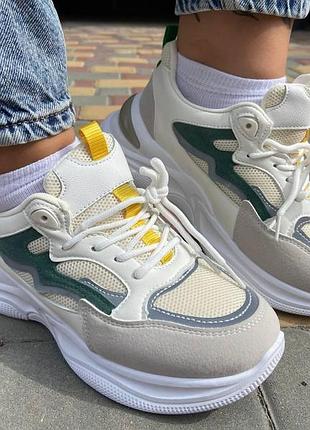 Кросівки жіночі