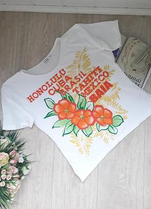 Яскрава футболка з камінчиками sure