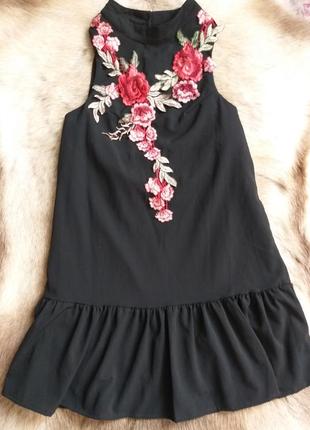 Красива блуза з відкритою спинкою та воланом в низу