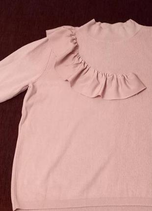 Нежно- розовый свитер с оборкой3 фото