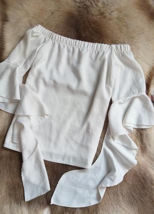 Блуза з приспущеними плечами та рукав воланом