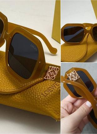 Сонцезахисні окуляри в стилі loewe карамельного кольору.