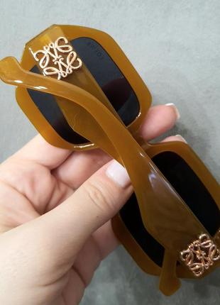 Сонцезахисні окуляри в стилі loewe карамельного кольору.3 фото