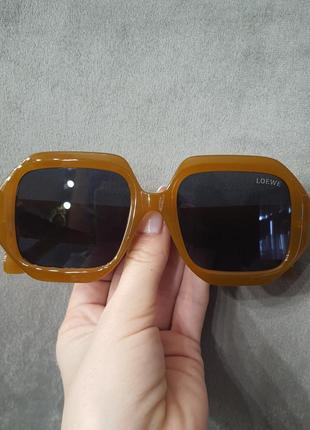 Сонцезахисні окуляри в стилі loewe карамельного кольору.4 фото