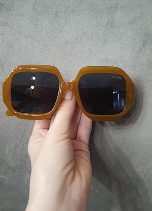 Сонцезахисні окуляри в стилі loewe карамельного кольору.2 фото