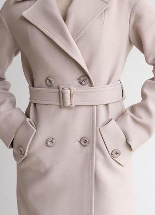Пальто жіноче довге двобортне демісезонне прямого крою з поясом напіввовняне кремове6 фото
