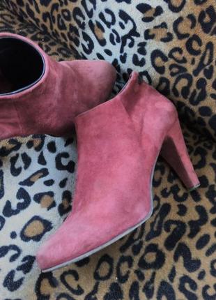 Батильоны красные, замшевые, большого размера.