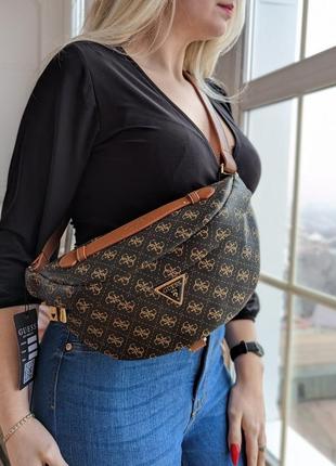 Женская стильная коричневая сумка guess тренд сезона
