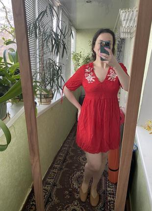 Червона сукня з вишивкою