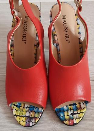 Яркие босоножки