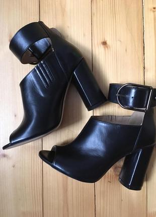 Открытые ботильоны кожаные на толстом каблуке