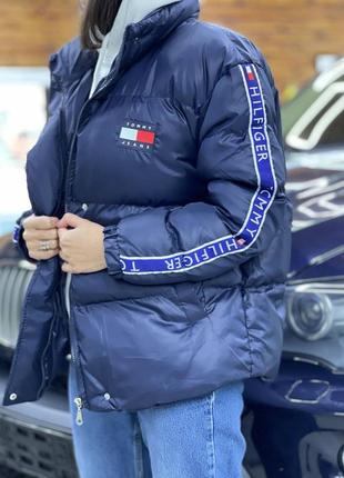 Куртка в стиле Tommy hilfiger с капюшоном короткая дутая синяя