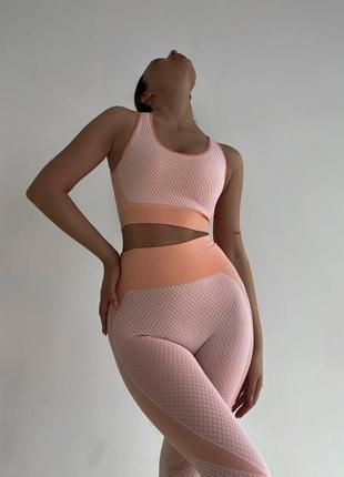 Фітнес костюм трійка з моделюючим ефектом лосини, топ та рашгард рожевого кольору3 фото